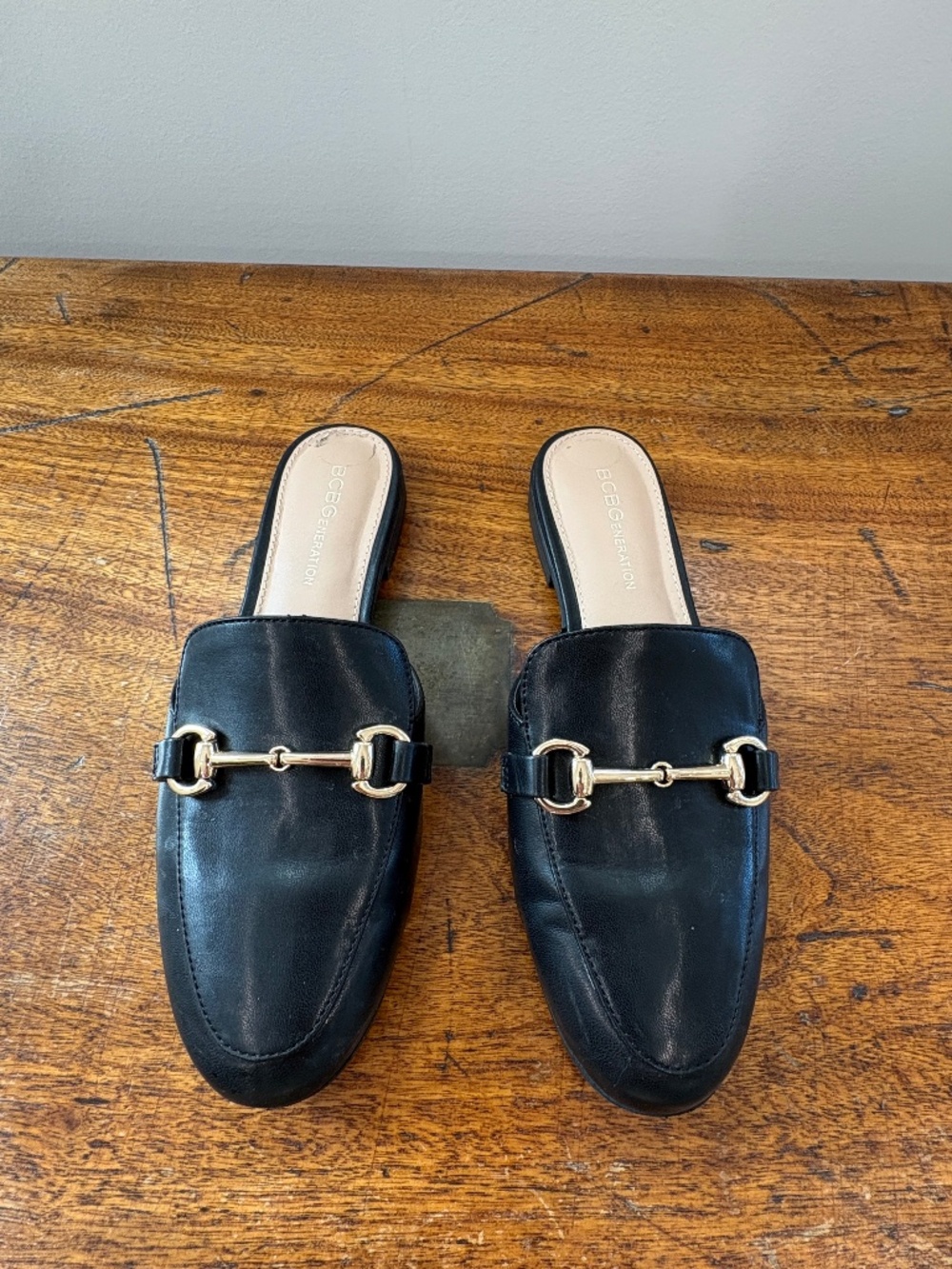 BCBGeneration Black Leather Horsebit Mules Slip On Pointed Toe Flat Size 6 EUC